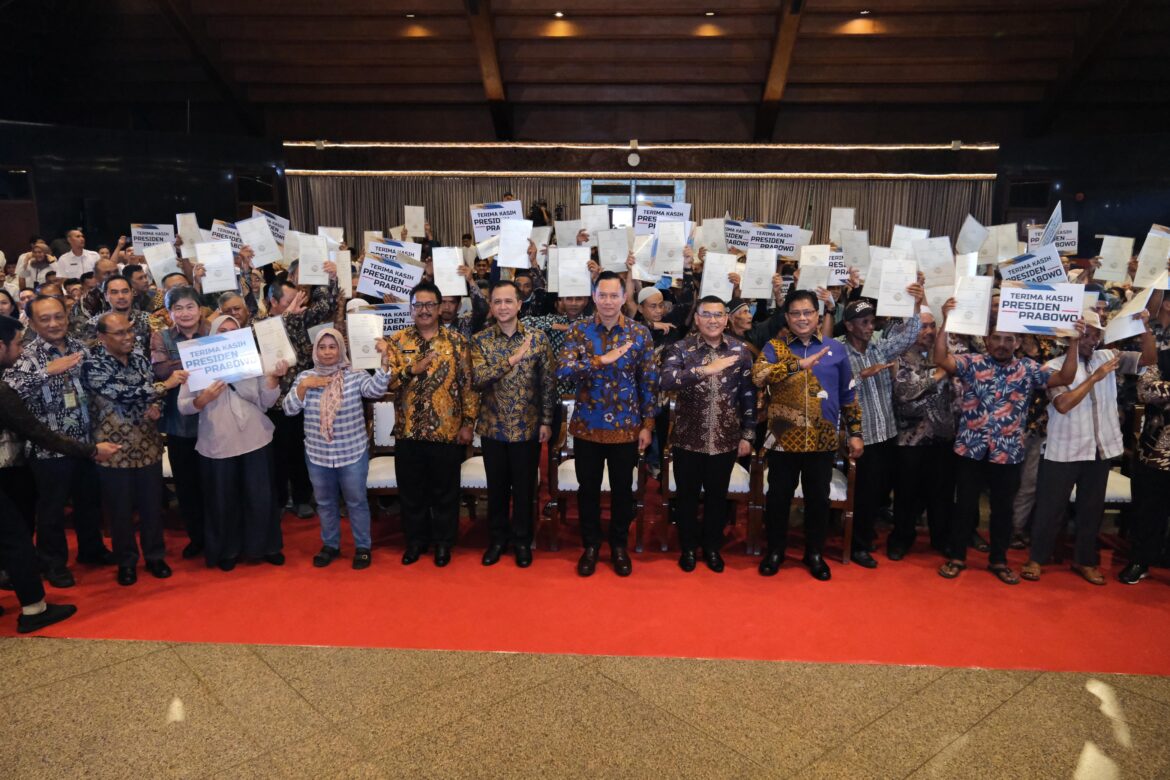 Pemerintah Serahkan 1.120 Sertipikat Tanah untuk Transmigran di Sukabumi, Wamen Ossy: Ini Pengakuan Negara