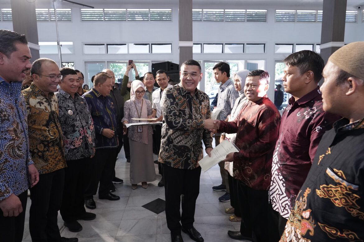 Serahkan Sertipikat ke Penggiat UMKM di Garut, Wamen Ossy Harap Masyarakat Dapat Kembangkan Usaha dan Tingkatkan Taraf Ekonomi