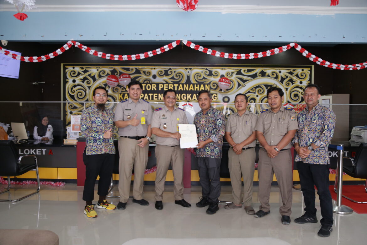 Kantor Pertanahan Kabupaten Bengkayang Serahkan 15 Sertipikat Barang Milik Negara kepada Kementerian Pekerjaan Umum