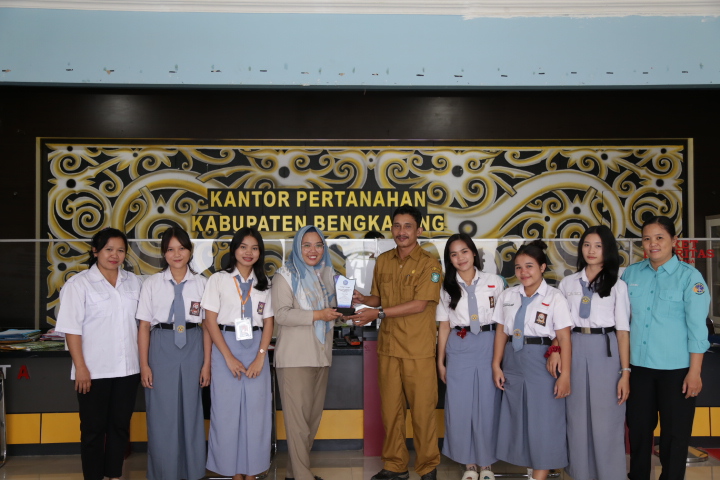 Kantor Pertanahan Bengkayang Laksanakan Pelepasan Siswa PKL SMK Negeri 1 Bengkayang