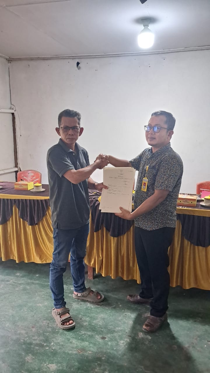 Kantor Pertanahan Kabupaten Bengkayang Serahkan Sertipikat PTSL kepada Masyarakat Desa Sungai Jaga B