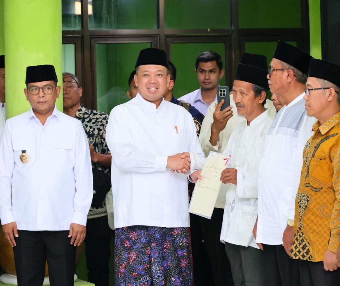 Serahkan 13 Sertipikat di Banten, Menteri ATR/Kepala BPN Ajak Organisasi Keagamaan “Keroyok” Percepatan Sertipikasi Tanah Wakaf
