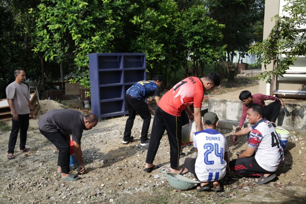Kantah Bengkayang Gelar Kerja Bakti untuk Wujudkan Lingkungan Kerja yang Bersih dan Nyaman
